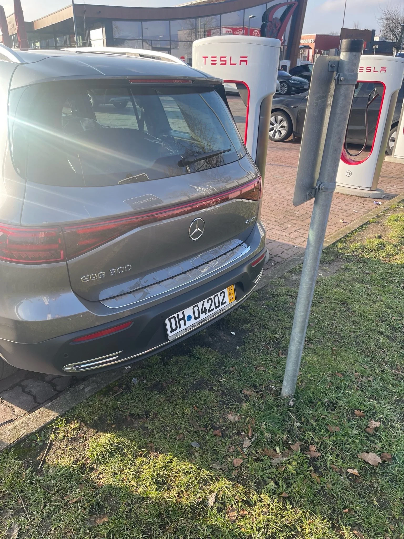 Sähköautojen lataus ja tarkastus ennen toimitusta