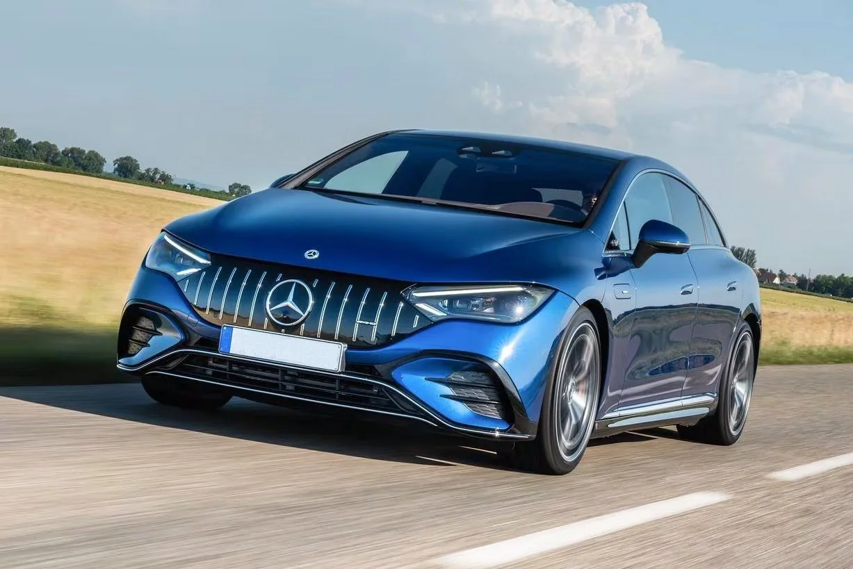 Sininen Mercedes-AMG EQE maantiellä